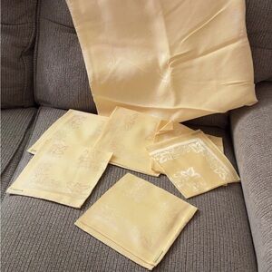 Vintage Damask tablecloth and 6 napkins. Tablecloth is 51”x70” and napkins 14.5”